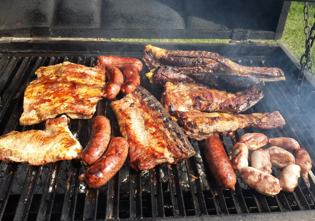 Un trozo de carne de vacuna asada tiene 450 kcal, mientras un choripán llega a las 370 kcal, lo mismo que un trozo pollo asado. Un trozo de carne de vacuna asada tiene 450 kcal, mientras un choripán llega a las 370 kcal, lo mismo que un trozo pollo asado.