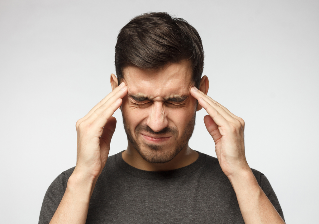 El dolor de cabeza y el malestar general están entre los síntomas de la resaca por exceso de alcohol. El dolor de cabeza y el malestar general están entre los síntomas de la resaca por exceso de alcohol.