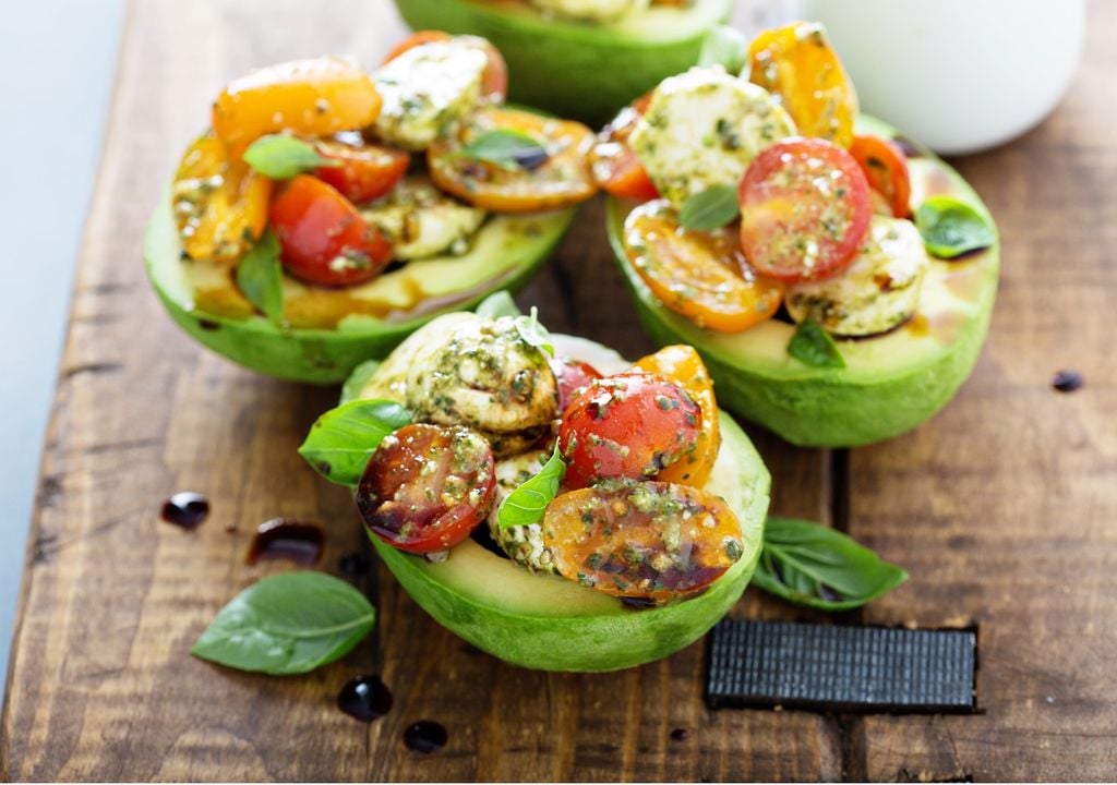 Palta rellena con tomates cherry y champiñones Palta rellena con tomates cherry y champiñones
