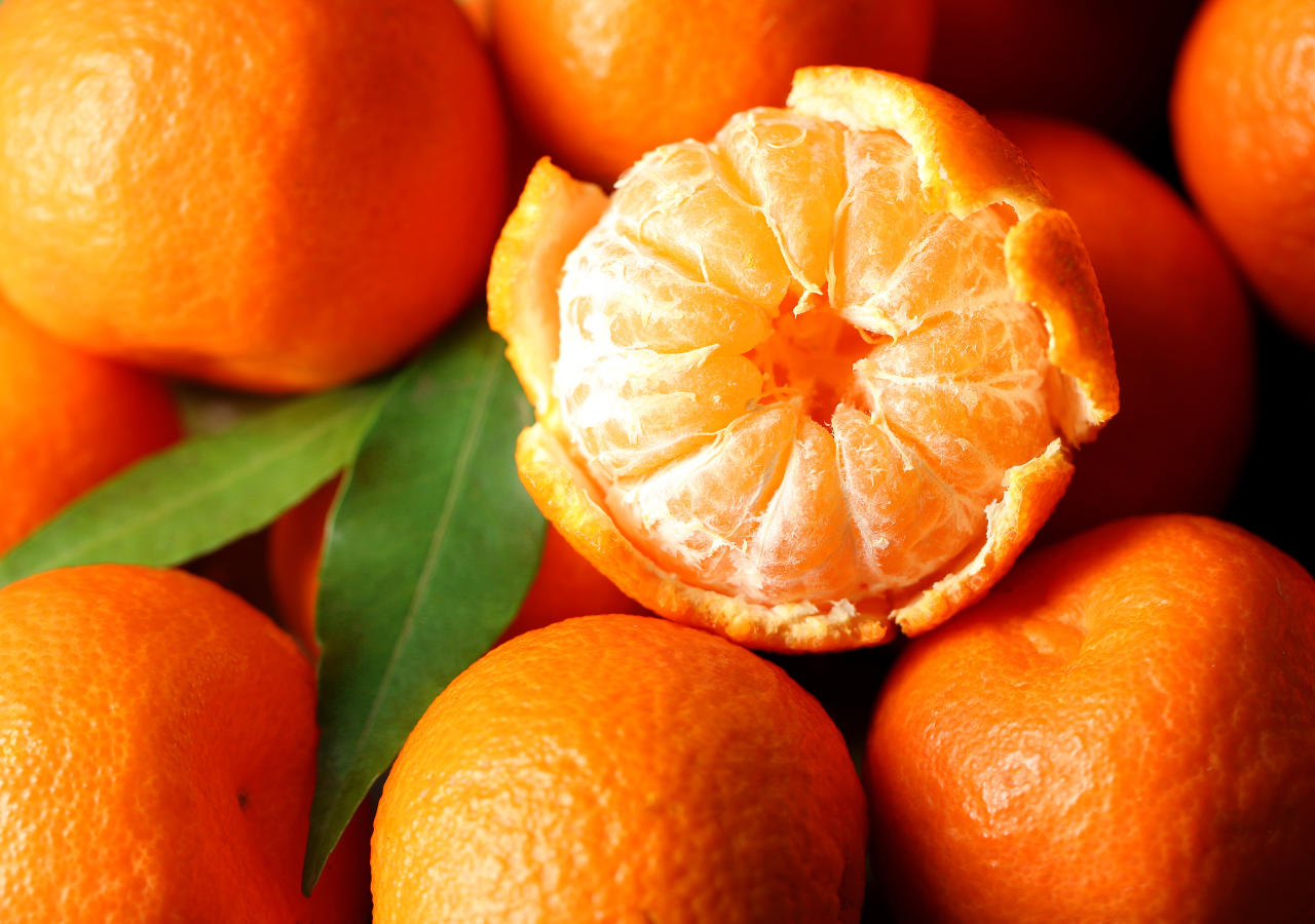 Consumir una sola mandarina puede cubrir hasta el 30% de tus necesidades diarias vitamina C. Perfectas para mantener a raya los resfriados