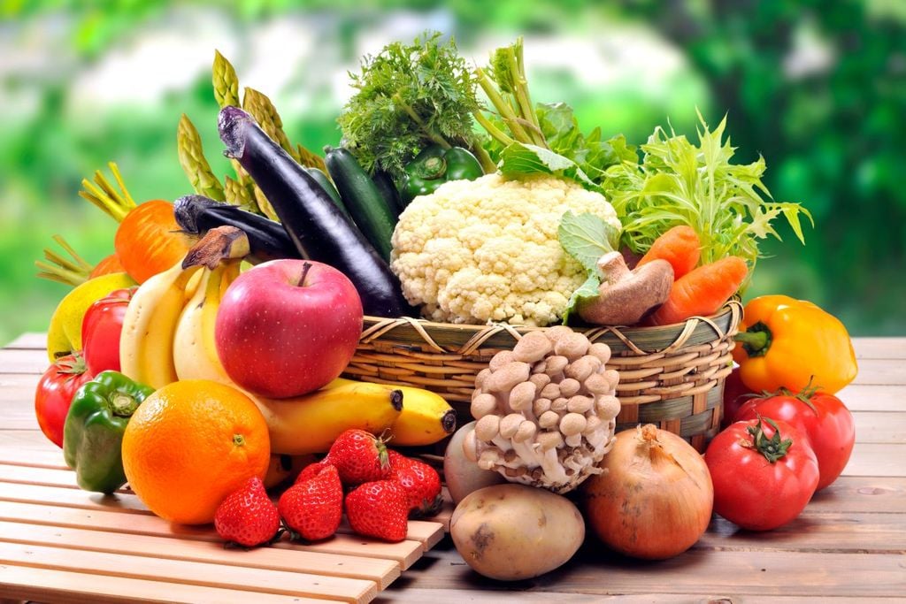 De acuerdo al color de los alimentos estos contienen nutrientes específicos que son indispensables De acuerdo al color de los alimentos estos contienen nutrientes específicos que son indispensables