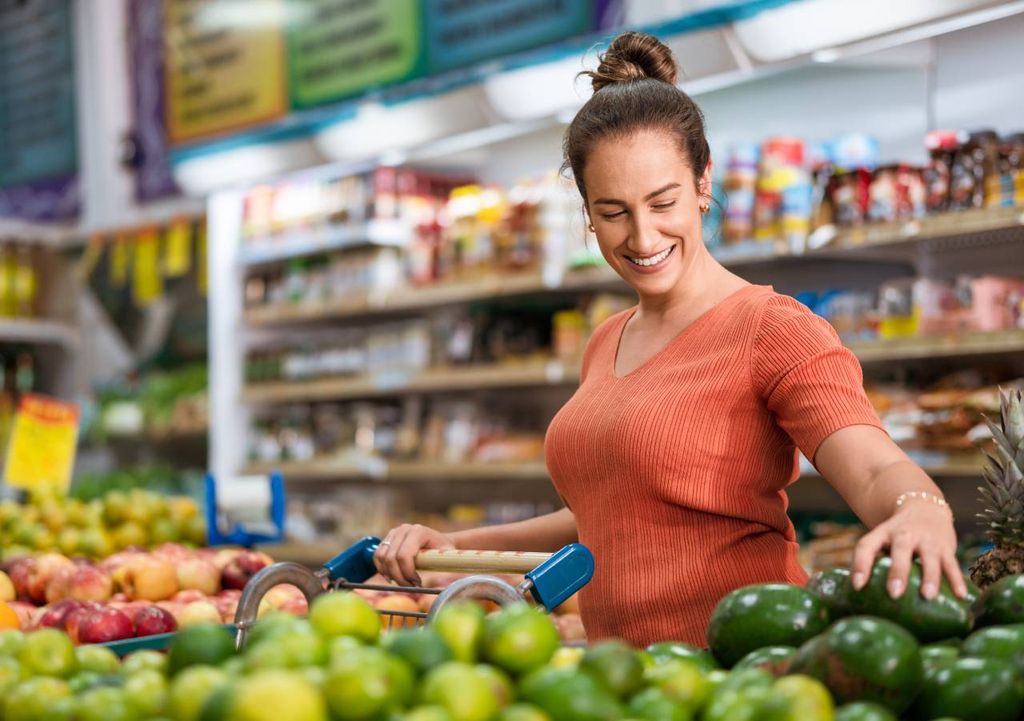mulher no mercado fazendo compras
