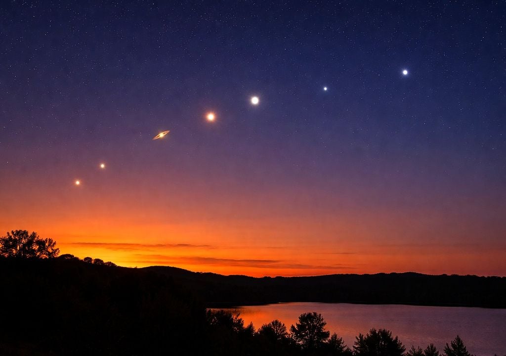 La alineación planetaria del 28 de febrero tendrá lugar al anochecer, y mostrará hasta seis planetas visibles sobre un paisaje natural tras la puesta de Sol. Imagen: simulación con IA.