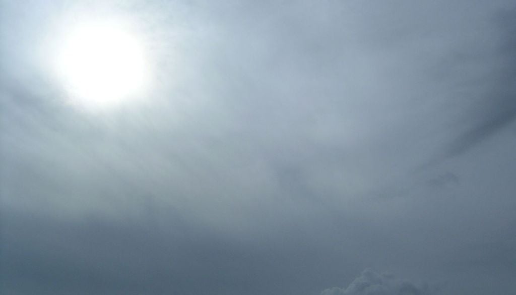 Altostrati. Gli altostrati sono un importante sentinella dell’imminente cambio del tempo. Spesso queste nubi possono precedere l’arrivo di un fronte, annunciando pioggia debole o nevischio, in inverno.