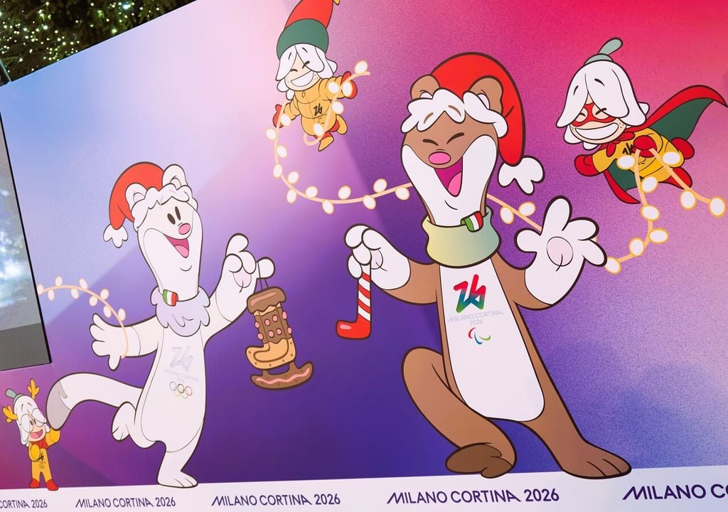 Le mascotte delle Olimpiadi invernali Milano-Cortina 2026: due ermellini, uno bianco in versione invernale e uno marrone in versione estiva, accompagnati da sei piccoli bucaneve