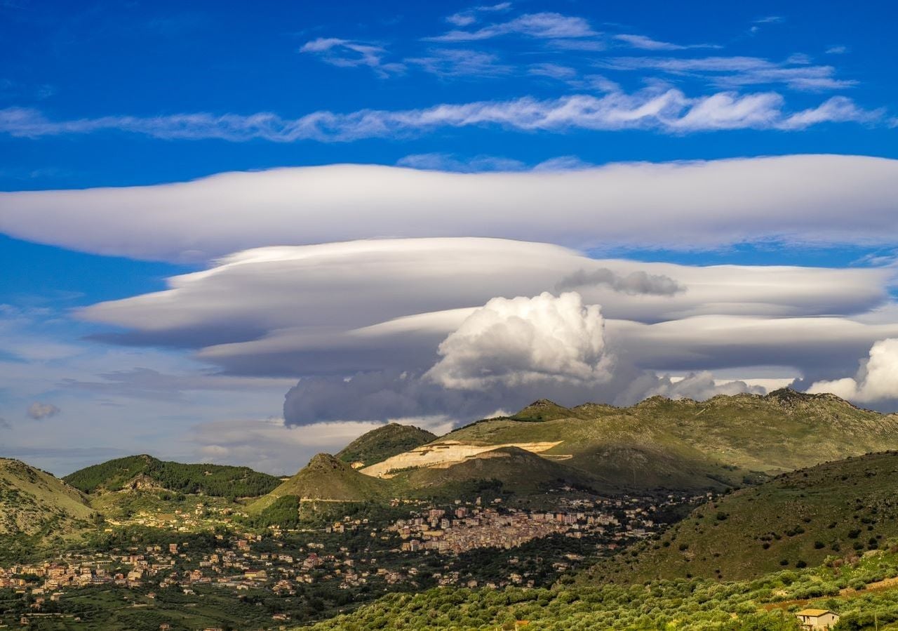 Quando soffiano forti le miti e umide correnti occidentali o sud-occidentali, la cima dell'Etna viene ricoperta da uno spettacolare altocumulo lenticolare, spesso livellato a più strati, che può essere visto da tutta la Sicilia orientale.