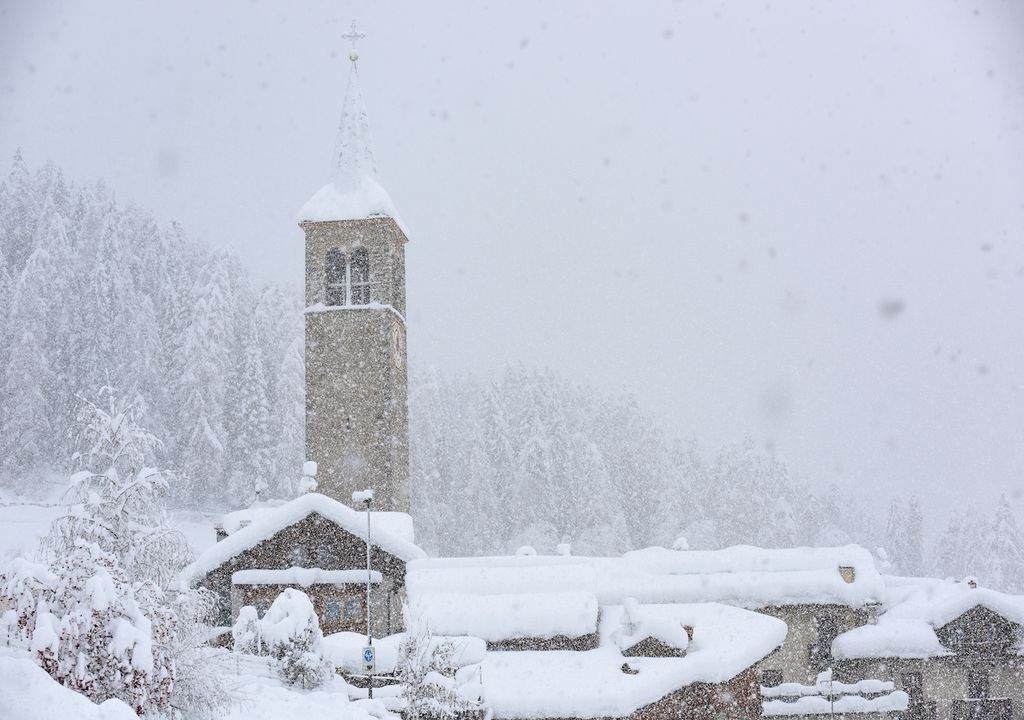 Spettacolare nevicata sulle Alpi: il limite delle nevicate è strettamente legato allo zero termico, ma può differire anche di molte centinaia di metri in alcune situazioni. Ecco quali.