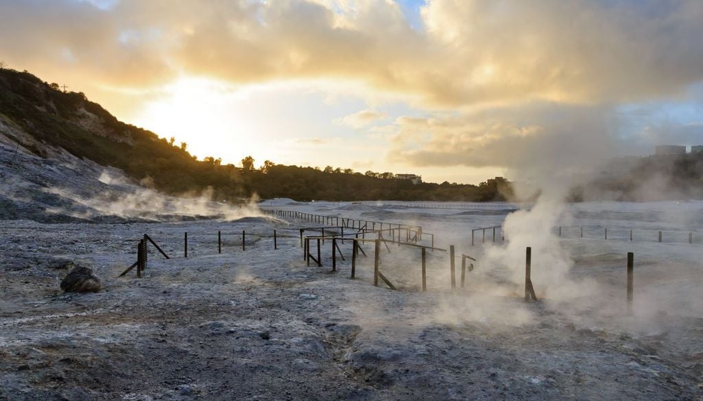Il tipico paesaggio lunare della Solfatara di Pozzuoli
