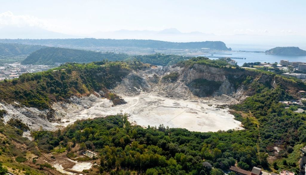 Una veduta dall'alto del cratere della Solfatara all'interno dei Campi Flegrei