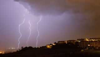 Allerta forti temporali in Pianura Padana: oltre 100 mm di pioggia e grandine gigante in arrivo 