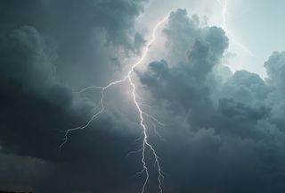 Allerta meteo: a partire dalle 14 ancora forti temporali sull’Italia, attenzione in queste 11 regioni 