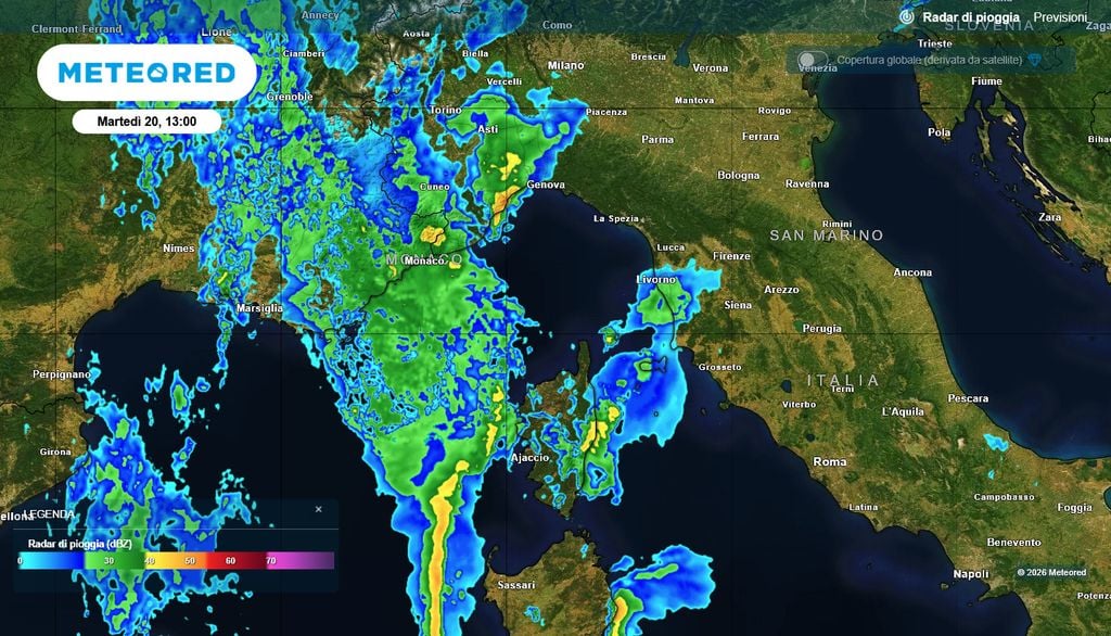 Il radar meteo mostra dove sta piovendo in tempo reale: poco prima delle 13 si può osservare un enorme fronte di temporali che si muove verso l'Italia e attraverso il mar ligure, ma anche al largo di Sardegna e Corsica in spostamento verso est.