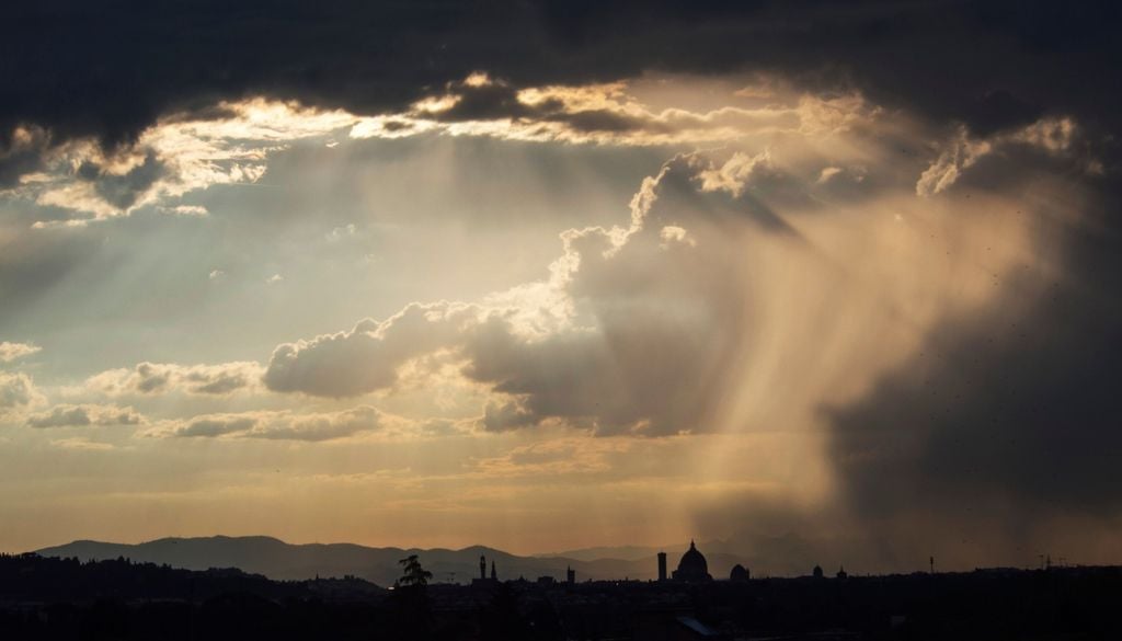 Le correnti umide sudoccidentali interesseranno maggiormente la Toscana, dove potremmo avere piogge e rovesci anche abbondanti e di forte intensità, anche a carattere temporalesco.