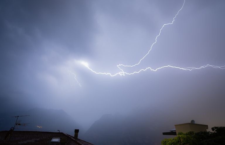 Allerta meteo gialla oggi 5 giugno al Nord: piogge e temporali, poi cosa succede nel weekend