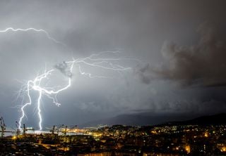 Allerta meteo: massima attenzione nelle prossime ore in Calabria e Puglia, forte maltempo anche al Nord da domenica