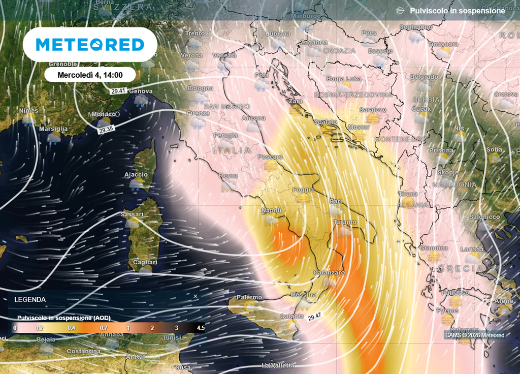 La grossa irruzione di polvere e sabbia del Sahara sull'Italia del sud, in questo mercoledì 4 febbraio.