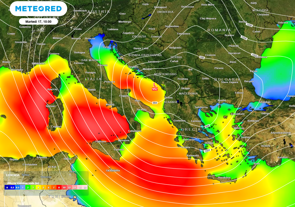 L'imponente moto ondoso sollevato dal ciclone sul basso Adriatico che nel corso della giornata di domani flagellerà il Sud e le Isole con raffiche di vento molto forti, localmente superiori alla soglia dei 100 km/h.
