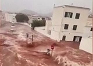 Fortissimi temporali alle Baleari, impressionante alluvione lampo a Minorca: adesso il maltempo verso l'Italia