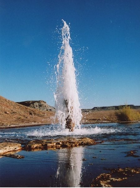 La imagen muestra un géiser de agua fría impulsado por el dióxido de carbono en erupción desde una exploración de petróleo o pozo perforado en 1936 en un depósito de CO2 natural en Utah