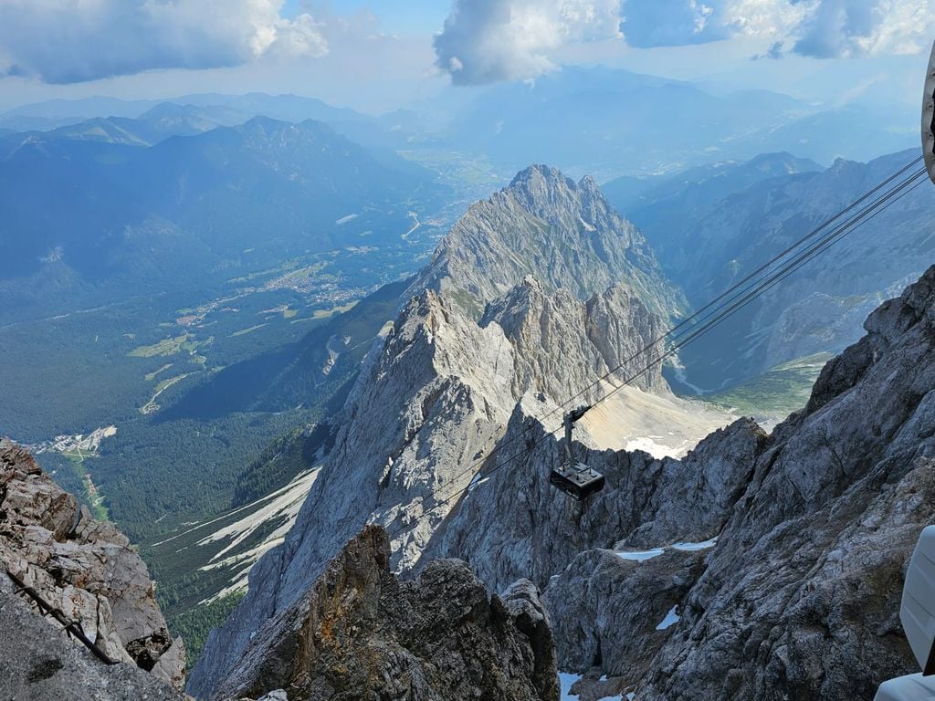 Spektakuläre Aussichten auf fast 3000m Höhe von der Zugspitze, wo der 3. Alpenklimagipfel stattfand (Foto Markus Köss, 24.06.26)
