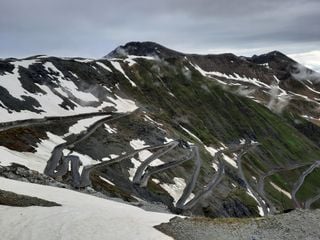 Ein Alpenpass der Superlative: Das Stilfser Joch in Italien geht bis auf knapp 2800 Meter Höhe und bietet alle Wetter!