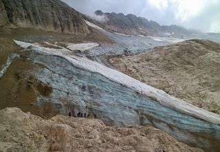 Alpes, a geleira Marmolada caiu pela metade em 25 anos: “situação dramática”