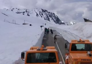 Alpi, riaprono i passi alpini ma ci sono muri di neve: ecco i video!