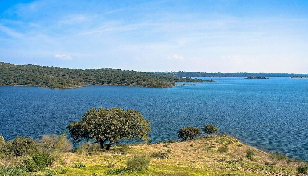 Albufeira do Alqueva O Grande Lago do Alqueva transformou o Alentejo numa potência agrícola exportadora e criou um polo turístico único no interior. Foto: Vitor Oliveira de Torres Vedras, PORTUGAL, CC BY-SA 2.0, via Wikimedia Commons