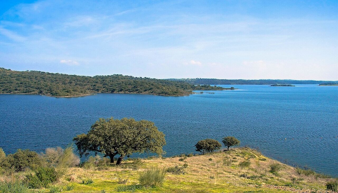 O Grande Lago do Alqueva transformou o Alentejo numa potência agrícola exportadora e criou um polo turístico único no interior. Foto: Vitor Oliveira de Torres Vedras, PORTUGAL, CC BY-SA 2.0, via Wikimedia Commons