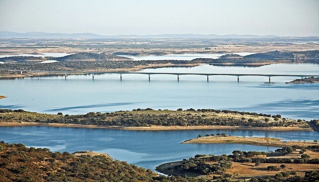 Albufeira do Alqueva Plataformas digitais apoiam a poupança hídrica em culturas intensivas, contribuindo para a sustentabilidade da albufeira durante as secas. Foto: Vitor Oliveira, de Torres Vedras, PORTUGAL, CC BY-SA 2.0, via Wikimedia Commons