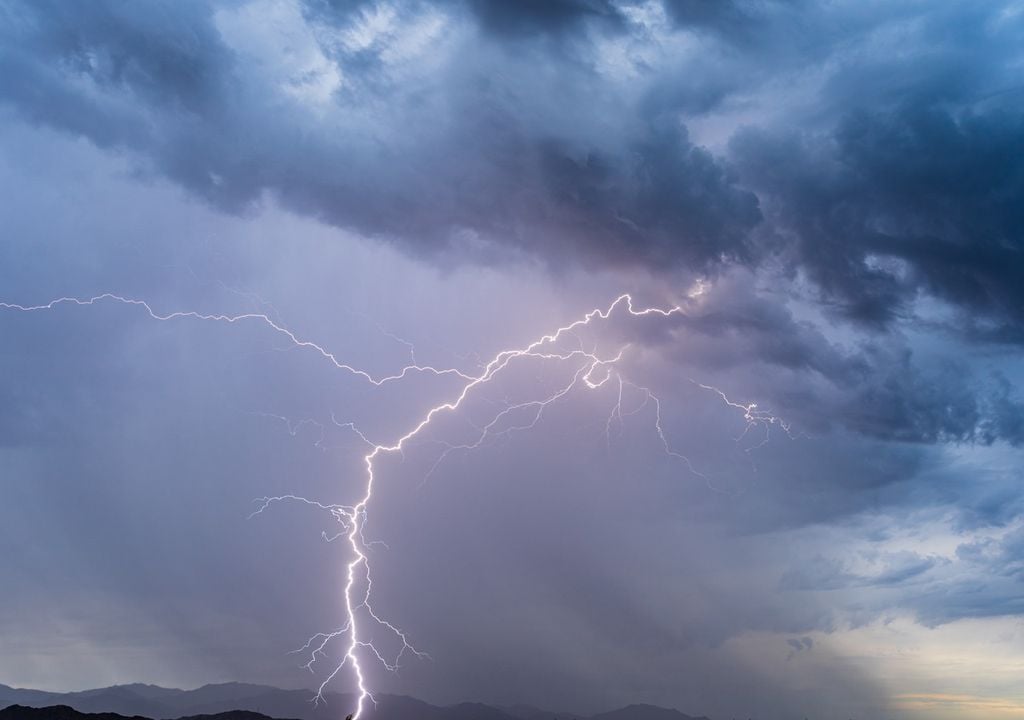 rayo nube tierra en una zona desértica