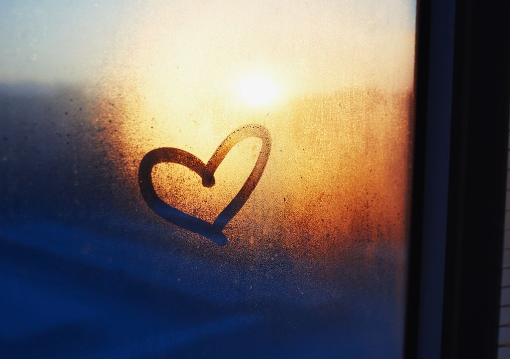 Corazón dibujado en la ventana
