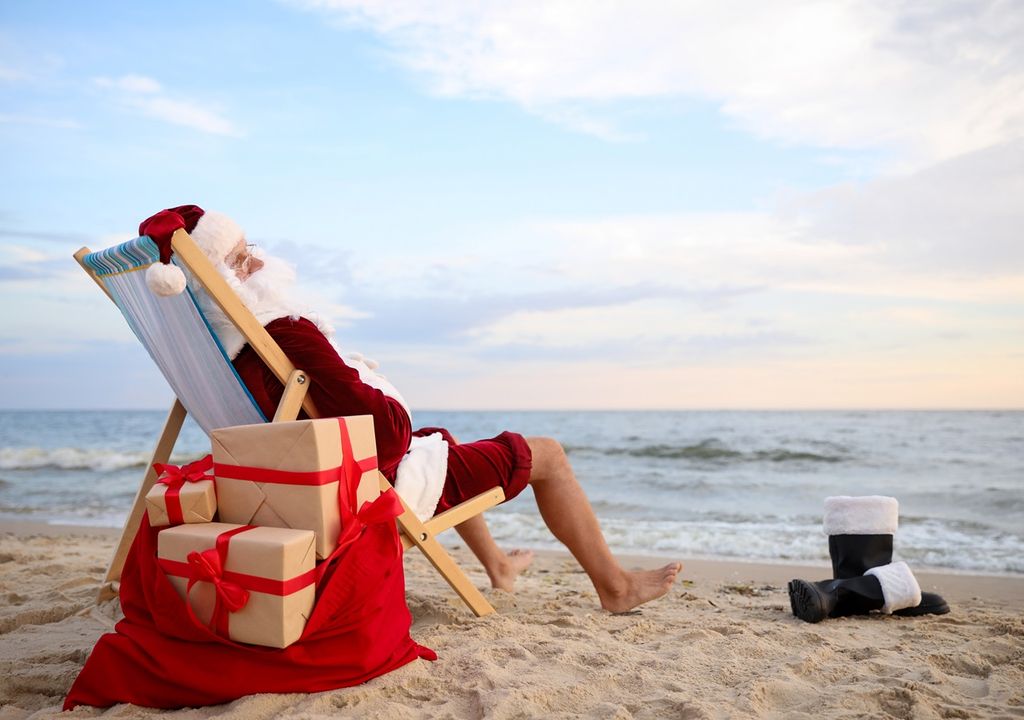 Viejito Pascuero descansa en una silla de playa luego de Navidad