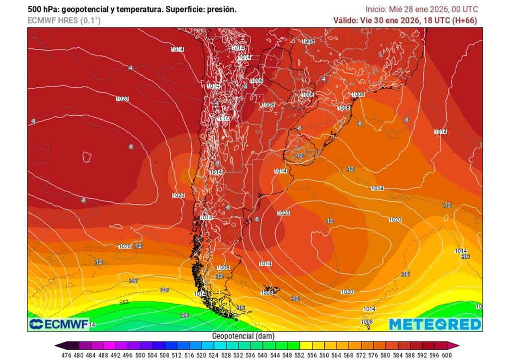 El campo de geopotencial y temperatura a 500 hPa muestra una baja segregada ubicada sobre la zona central del país, responsable del aumento de la inestabilidad atmosférica y del desarrollo de precipitaciones y tormentas eléctricas.
