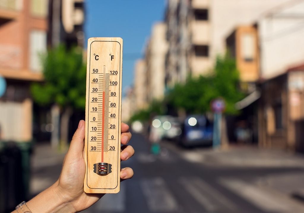 Termómetro marcando 30 grados en una ciudad
