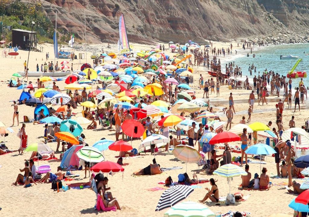 Neste mês de julho as temperaturas vão continuar a levar muita gente à praia. Porém, o risco de trovoadas ocasionalmente fortes, sobretudo no interior, também existe.