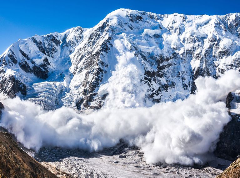 Alud de nieve reciente Alud de nieve reciente