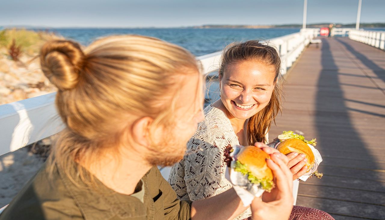 Ein leckeres Fischbrötchen ist nicht nur am 2. Mai ein Muss (Foto: http://www.ostsee-schleswig-holstein.de/Oliver Franke)