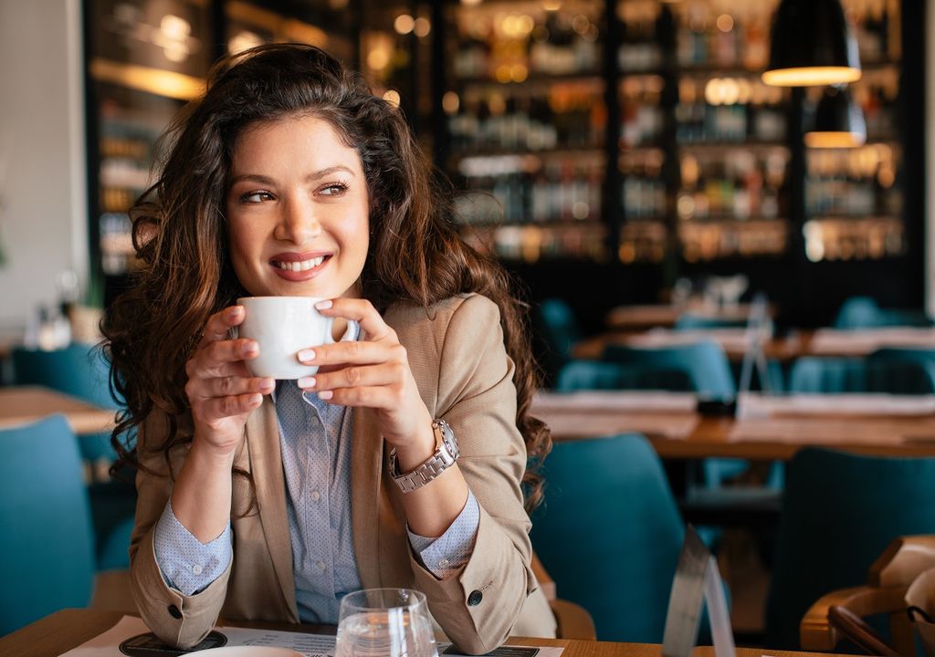Mujer bebiendo una taza de café