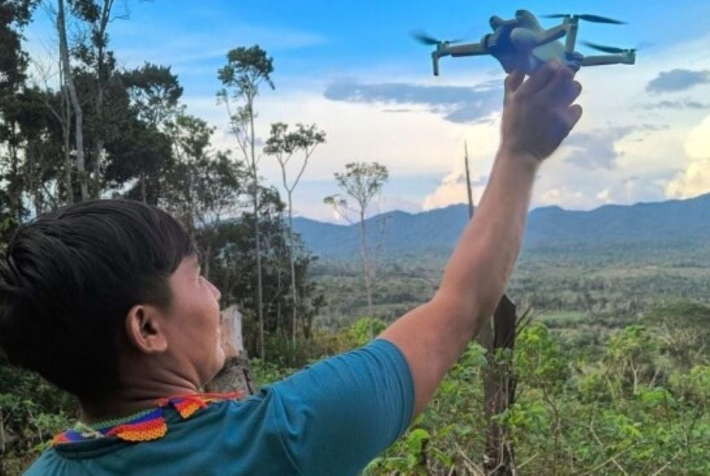 Indígena preparando o equipamento de drone para decolar (Evilene Paixão/HAY) Indígena preparando o equipamento de drone para decolar (Evilene Paixão/HAY)