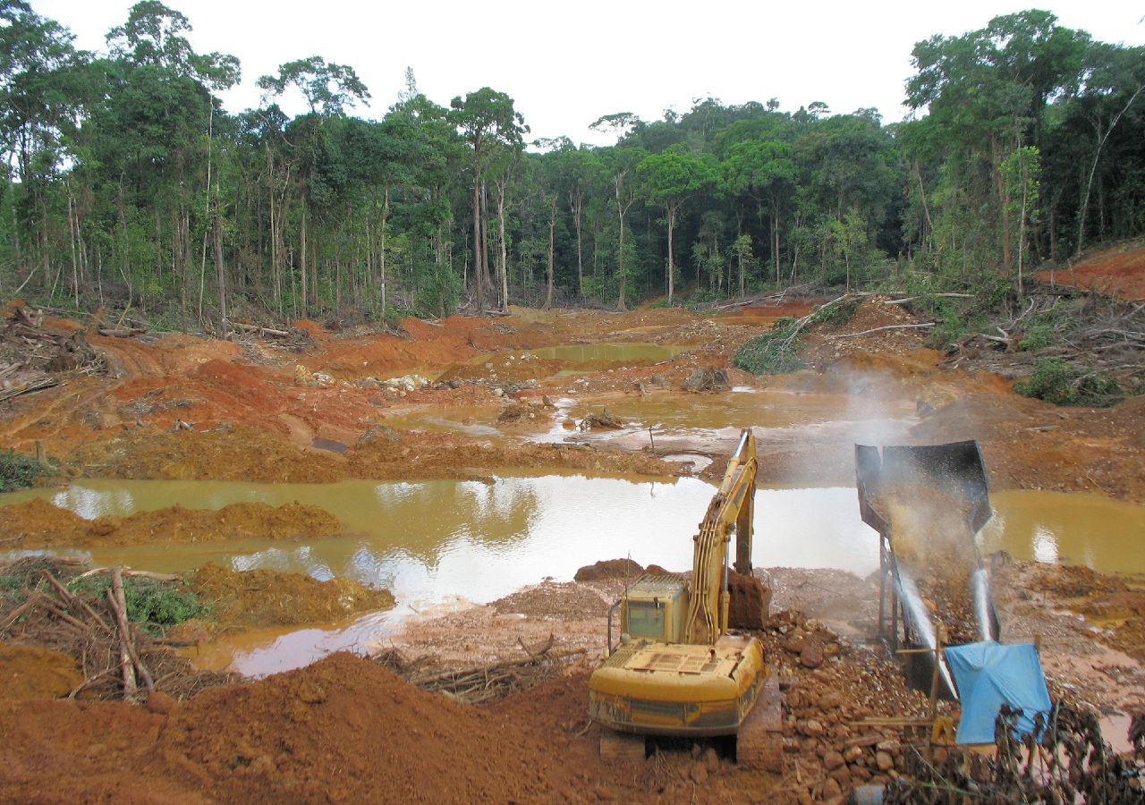 Imagem da destruição da floresta tropical, nesta caso para o desenvolvimento da atividade mineira. Esta atividade é extremamente lucrativa para algumas empresas sendo também relevante, do ponto de vista socioeconómico, para as populações locais.