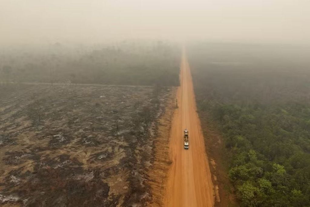 Uma foto de drone mostra a devastação de um incêndio florestal em meio à fumaça na Amazônia, em Lábrea (AM) (6 de setembro de 2024) — Crédito: Bruno Kelly/Reuters