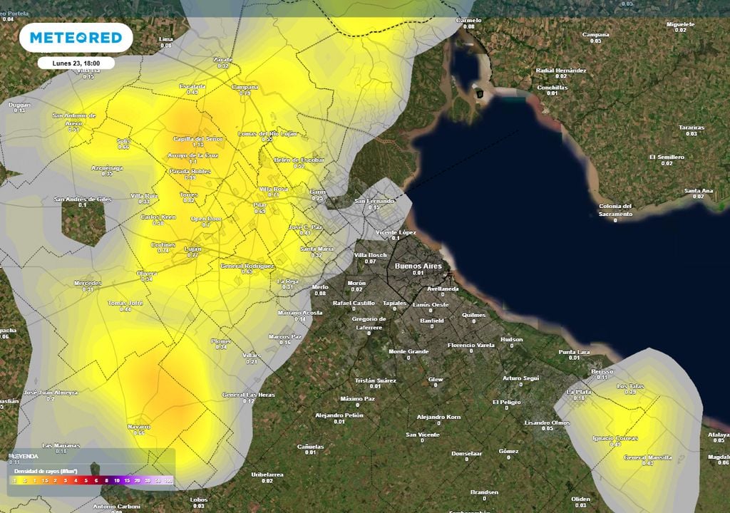 densidad rayos Mapa de densidad de rayos/km2 en la tarde del lunes 23 sobre el AMBA, indicando la posición de las tormentas que avanzarán en dirección al este hacia la noche.