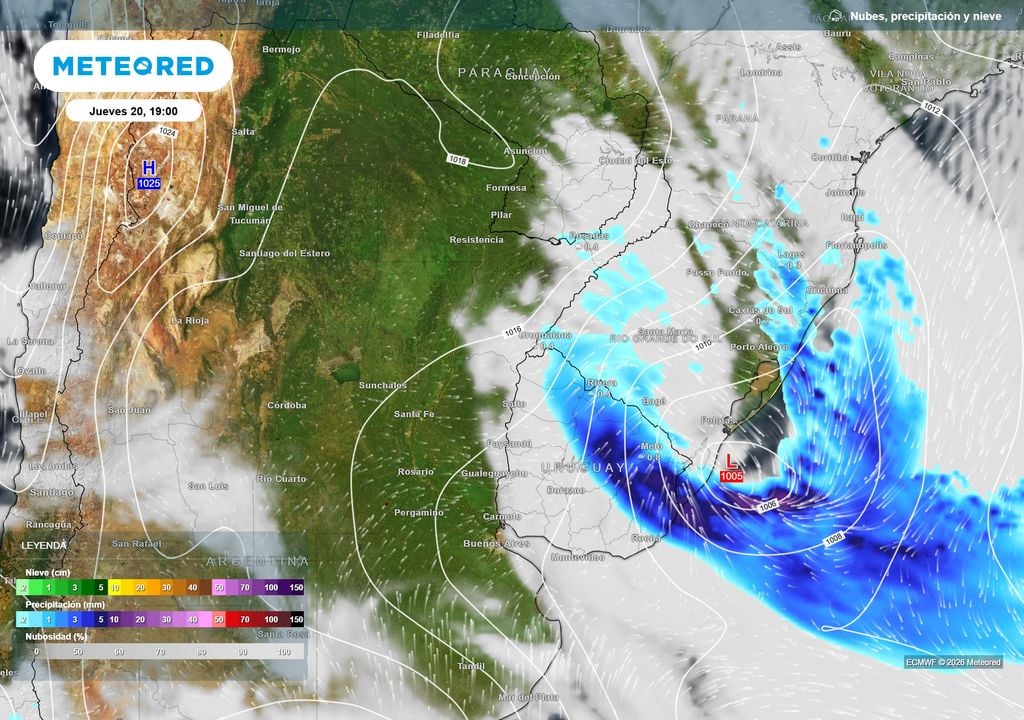 Nubes_ precipitación y nieve Jueves 20 de Agosto a las 19 h. Si bien la nubosidad asociada a un ciclón frente a las costas del sur de Brasil todavía podría cubrir por momentos AMBA, se esperan buenos momentos de sol el jueves 20.