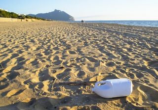 Ogni anno nel Mediterraneo più di 200.000 tonnellate di plastica