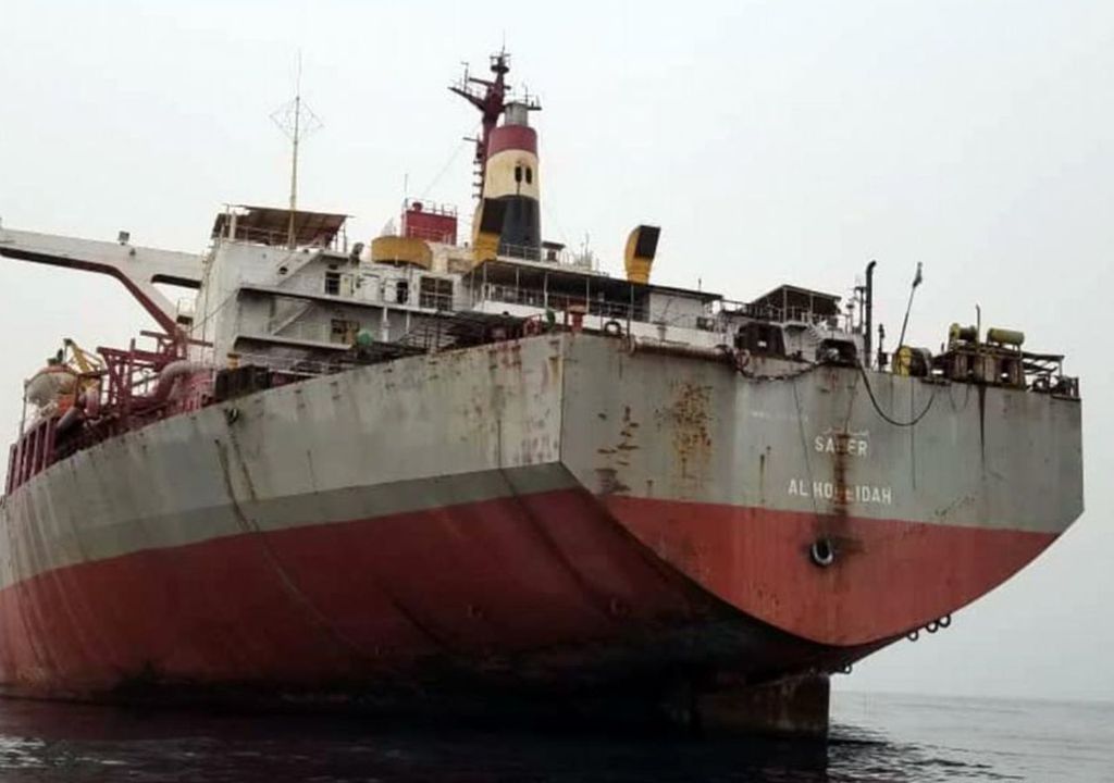 Navio petroleiro abandonado