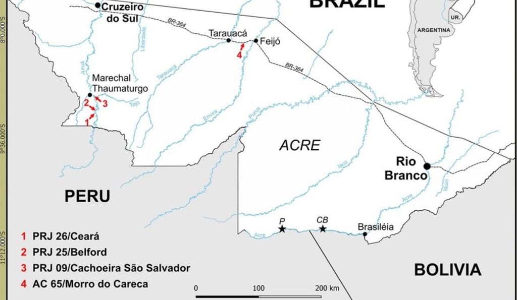 Mapa dos sítios paleontológicos no Estado do Acre, noroeste do Brasil. Os fósseis foram encontrados em quatro localidades associadas à Formação Solimões Superior: Três ficam às margens do Alto Rio Juruá (PRJ 09, PRJ 25 e PRJ 26), no município de Marechal Thaumaturgo, e uma (AC 65, Morro do Careca) está às margens da BR-364, entre Tarauacá e Feijó – Mapa: retirado do artigo Mapa dos sítios paleontológicos no Estado do Acre, noroeste do Brasil. Os fósseis foram encontrados em quatro localidades associadas à Formação Solimões Superior. Crédito: mapa retirado do artigo