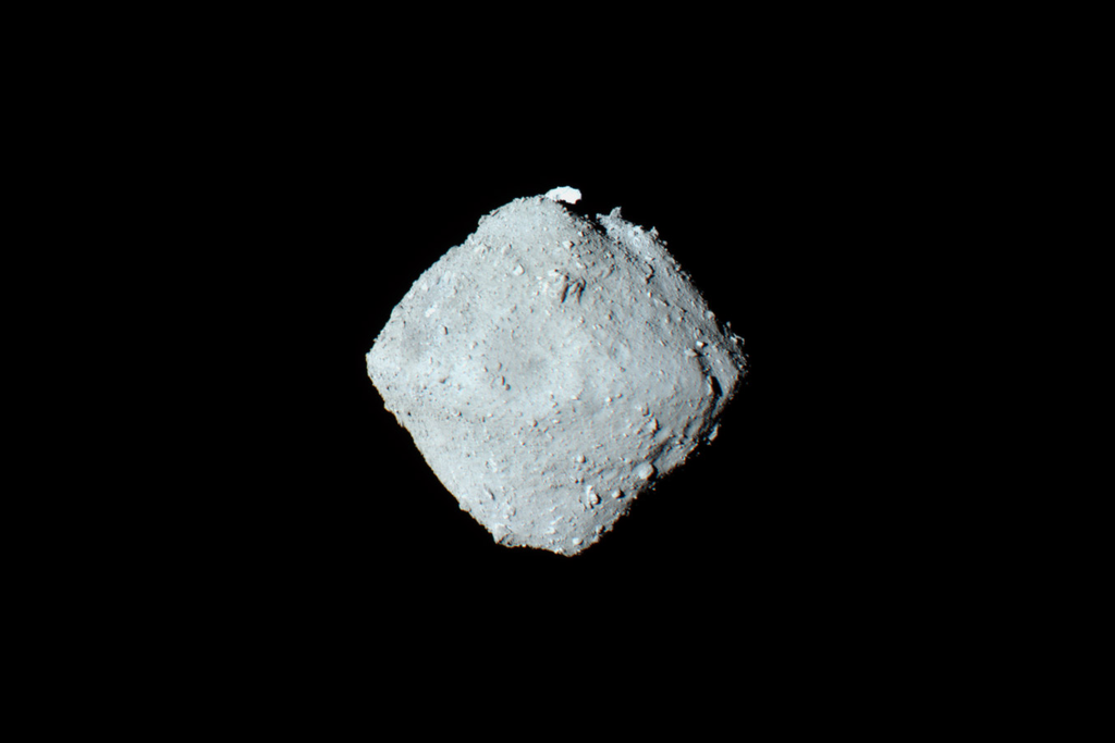 Pesquisadores anunciaram a descoberta das cinco nucleobases do código genético em amostras do asteroide Ryugu. Crédito: JAXA