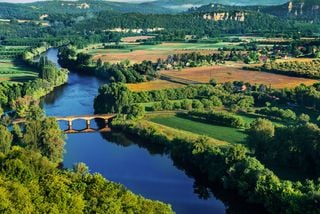 An den Ufern von V&eacute;z&egrave;re und Dordogne ist das Leben entspannt - nur nicht f&uuml;r den Kommissar