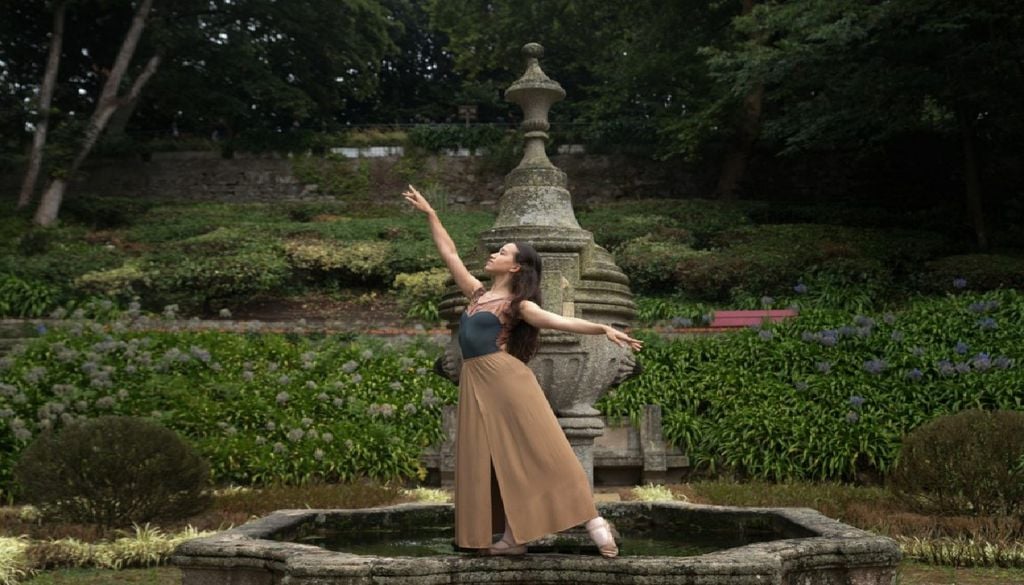 Ana Catarina Santos usa a dança para despertar a nossa curiosidade sobre o solo, um recurso essencial que permanece pouco conhecido. Foto: FCUP